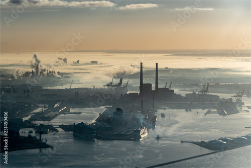 vue aérienne du port du Havre en Seine Maritime en France dans la brume