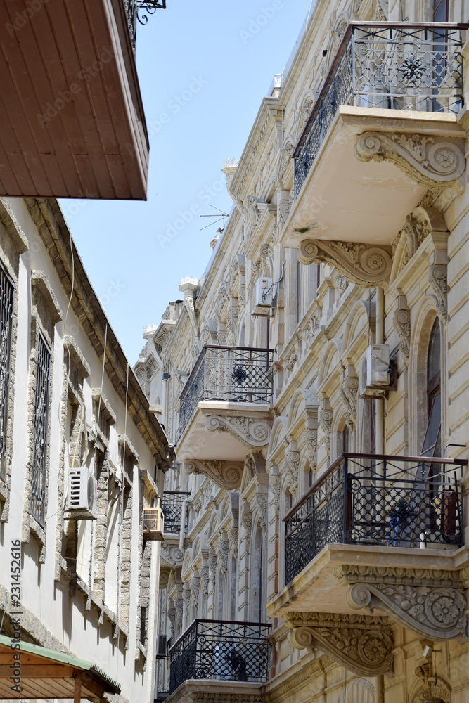 Balkons in einer Altstadtgasse Baku