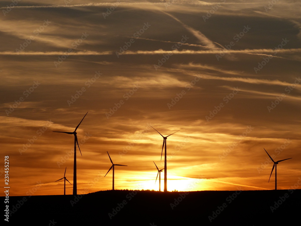Obraz premium Hunsrücker Windräder mit Sonnenuntergang