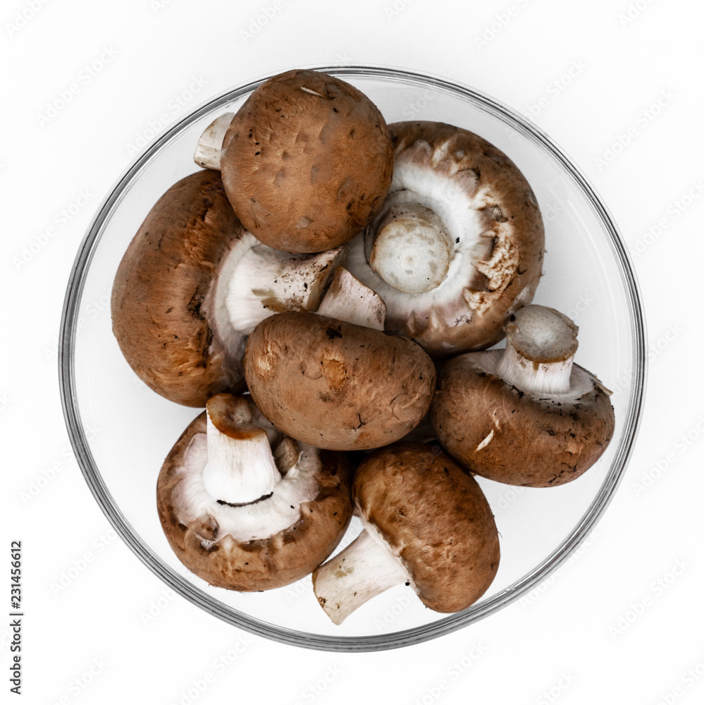 Champignons in einer Glasschale