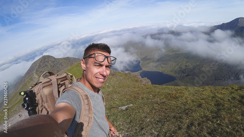 Foto The man on the top of Carrauntoohil makes a selfie