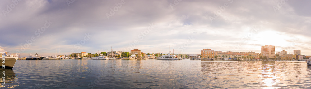 Zadar Kroatien 2018-26    Hafen von Zadar mit Yachten und Gebäuden im Sonnenaufgang.