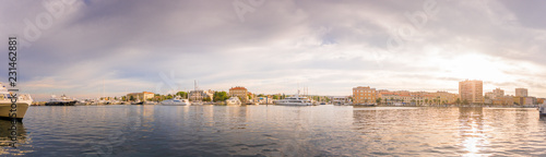 Zadar Kroatien 2018-26 Hafen von Zadar mit Yachten und Gebäuden im Sonnenaufgang.