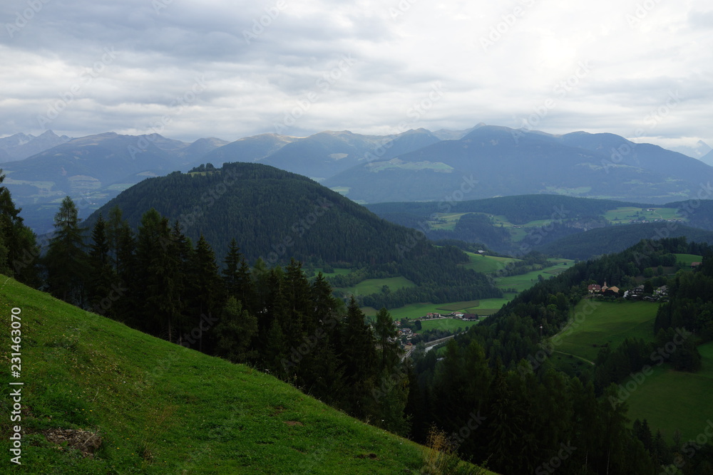 Blick von Onach, St. Lorenzen. Tirol in das Gadertal