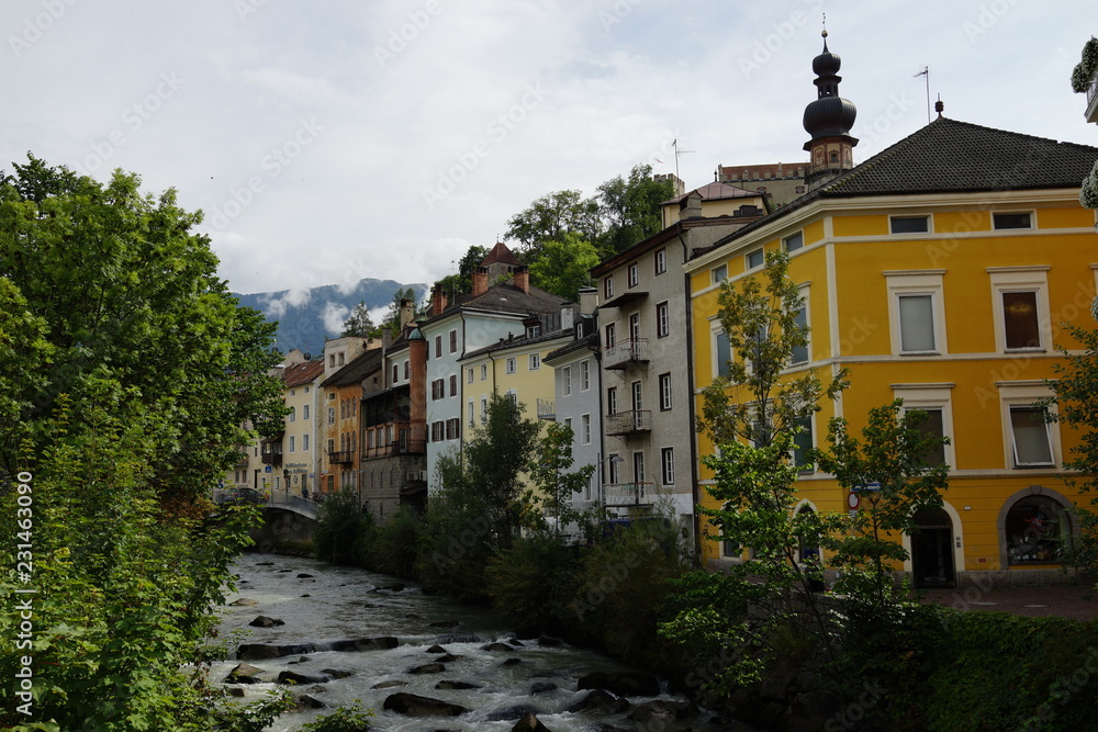 Häuserzeile an der Rienz in Bruneck Südtirol