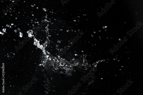 plusk wody czarne tło tło świeże uczucie