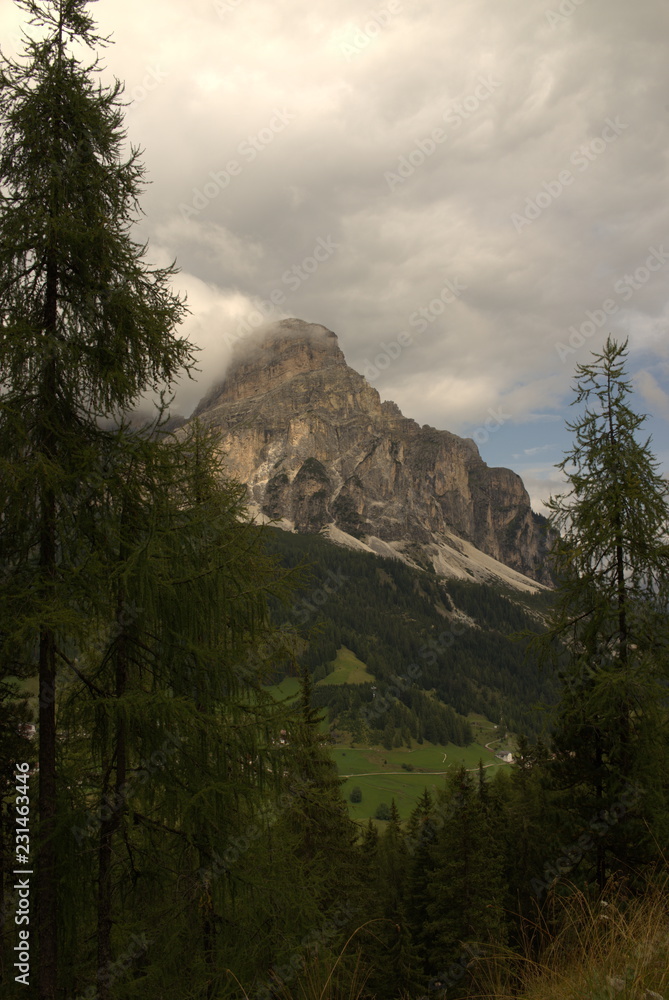 Obraz premium Blick auf den Sassongher bei Corvara-Kolfuschg in den Südtiroler Dolomiten