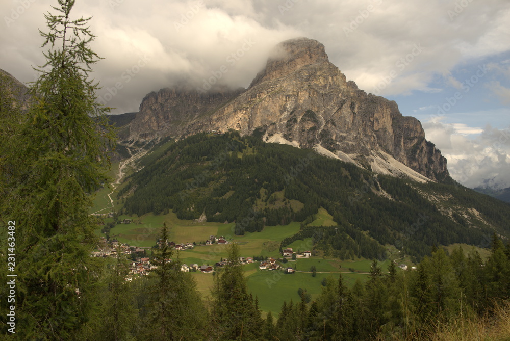 Blick auf den Sassongher bei Corvara-Kolfuschg in den Südtiroler Dolomiten