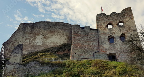 Ruiny Zamku w Czorsztynie, gotyckiego zamku z XIV wieku, położone na wzgórzu nad Dunajcem w granicach Pienińskiego Parku Narodowego