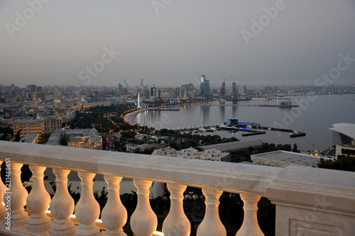 Bucht von Baku von der Terasse des Dagüstü Parks photo