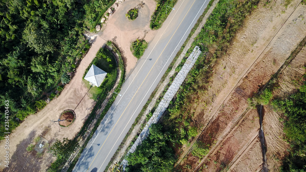 Obraz premium Aerial highway creek beneath transportation