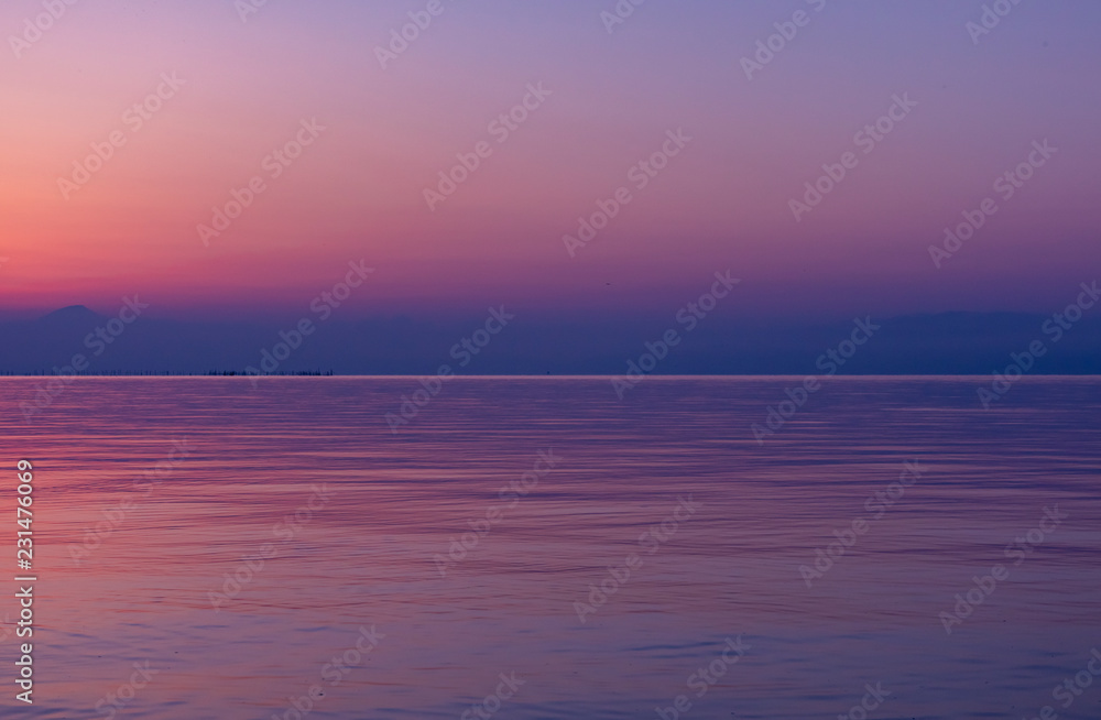 琵琶湖の夜明け前のグラデーション