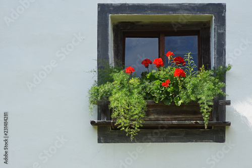 Blumenschmuck an einem alten Tiroller Bauernhaus in Kramsach
