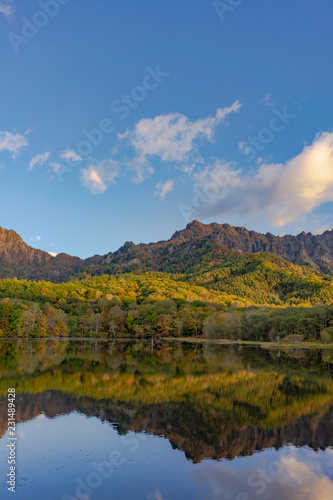 戸隠鏡池の紅葉と水鏡