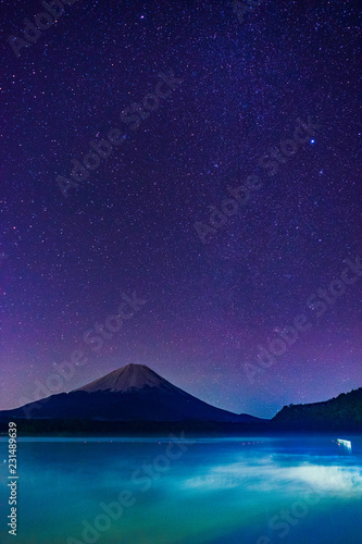 富士山と輝く水面