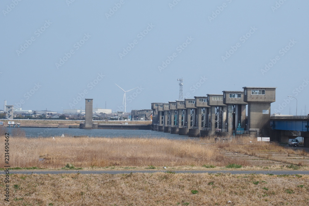 利根川河口堰と風車