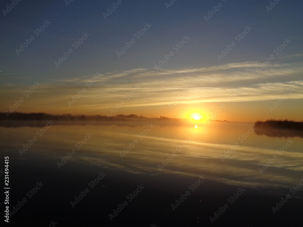 Obraz premium Утро на реке осень туман солнце утка донки рыба