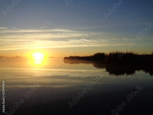 Утро на реке осень туман солнце утка донки рыба