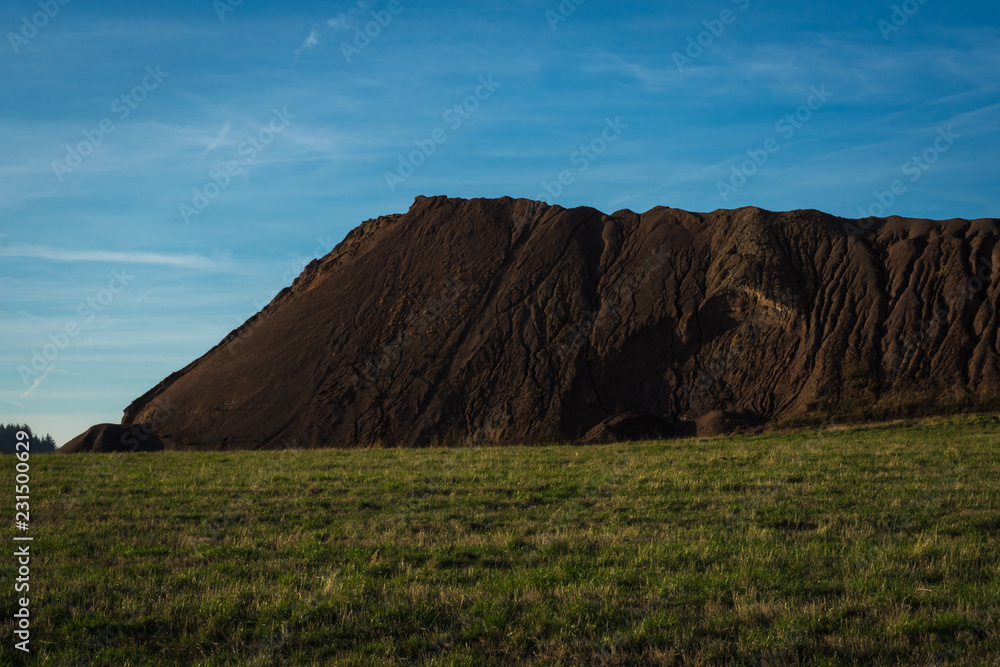 Naklejka premium Bitumenhügel Landschaft