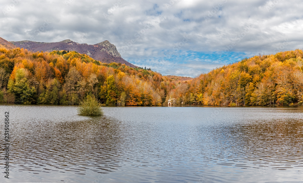 Obraz premium Kolory jesieni w zbiorniku Santa Fe w parku przyrody Montseny w Katalonii
