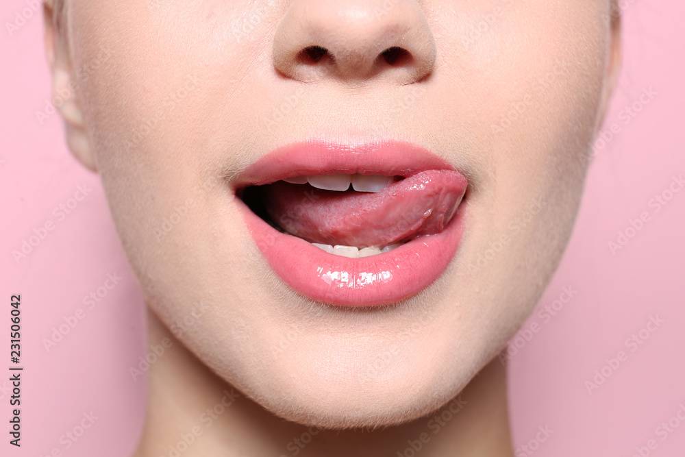 Naklejka premium Piękna młoda kobieta z doskonałym makijażem warg na kolor tła, zbliżenie