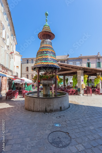 fontaine pagode sur la place du marché couvert, Anduze, Gard, France 