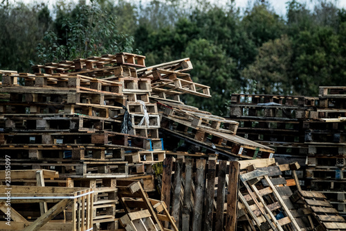 Canvas Print haphazard stack of wooden palletes