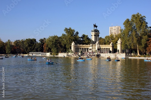 Monumento a Alfonson XII y estanque del parque del Retiro, en Madrid.