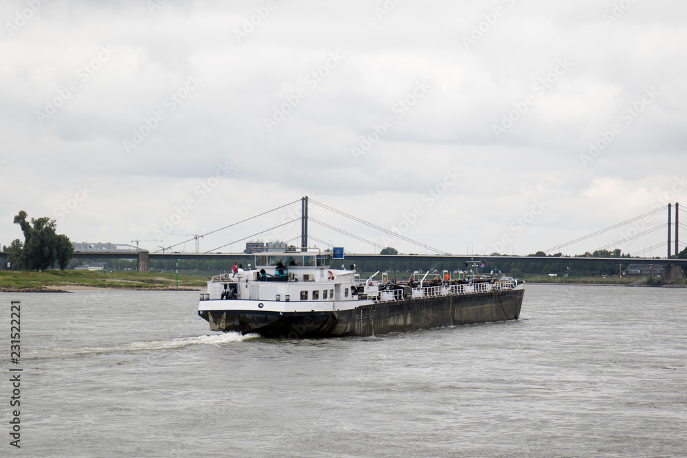 ein transport schiff auf dem rhein in düsseldorf deutschland fotografiert während einer rundtour in düsseldorf deutschland mit weitwinkel objektiv