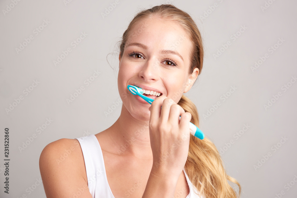 Woman brusing her teeth Woman brusing her teeth