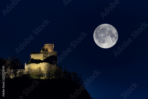 Księżyc i Zamek Chojnik, Karkonosze