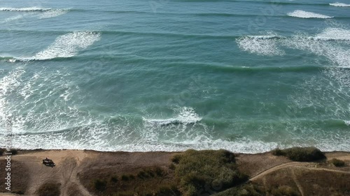 Vagues sur fond de ciel bleu