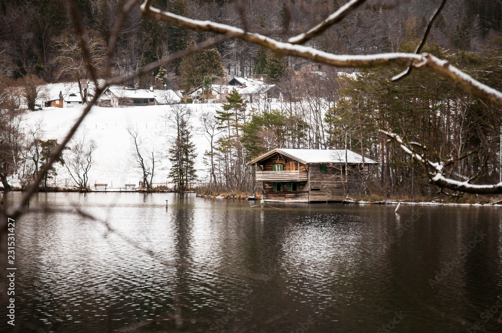 Einsame Hütte im Winter am Thumsee, Deutschland