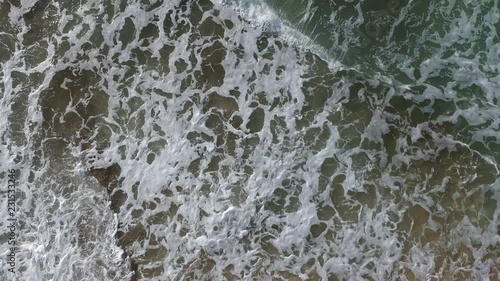 Vagues sur la plage de rochers