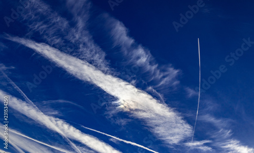 Kondensstreifen und Cirruswolken