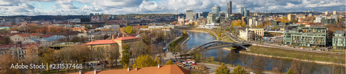 Panorama Blick vom Gedimas Turm auf die litauische Stadt Vilnius im Baltikum mit dem Fluss Neris und der Verteidigungsbrücke im Herbst