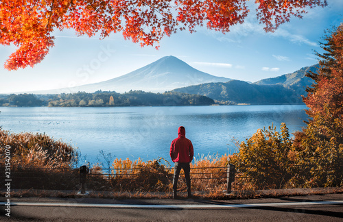 Obraz na płótnie Man looking the fuji mountain
