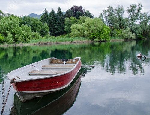 Fototapeta Naklejka Na Ścianę i Meble -  solitary boat in the river
