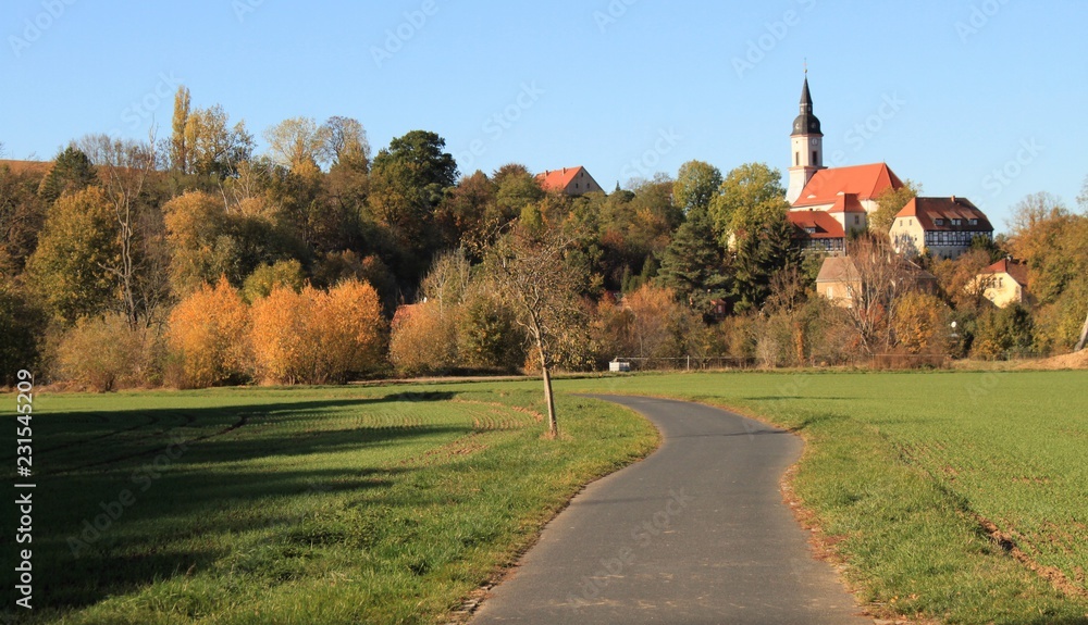 Fototapeta premium Elberadweg bei Zehren im Oktober