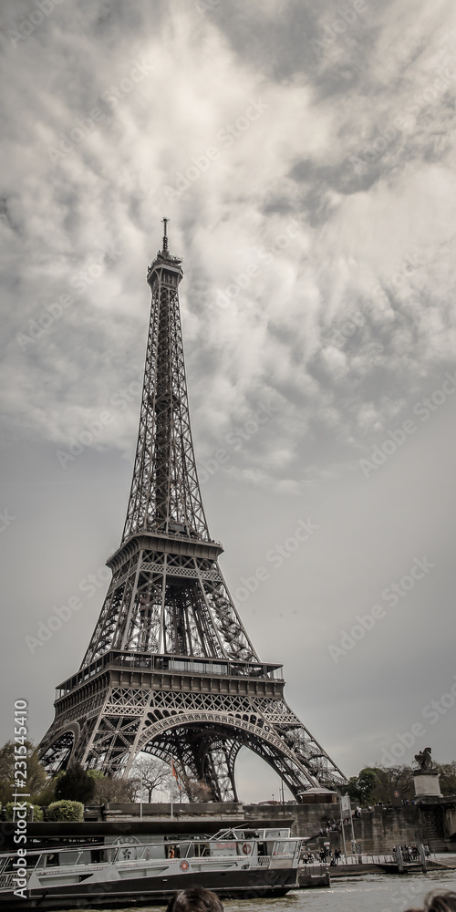 Eiffelturm in Schwarz Weiß hochkant mit Wolken in Paris Frankreich