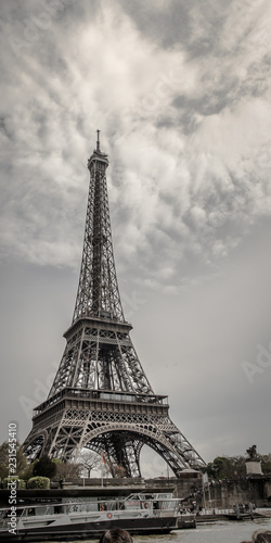 Eiffelturm in Schwarz Weiß hochkant mit Wolken in Paris Frankreich © Mrql