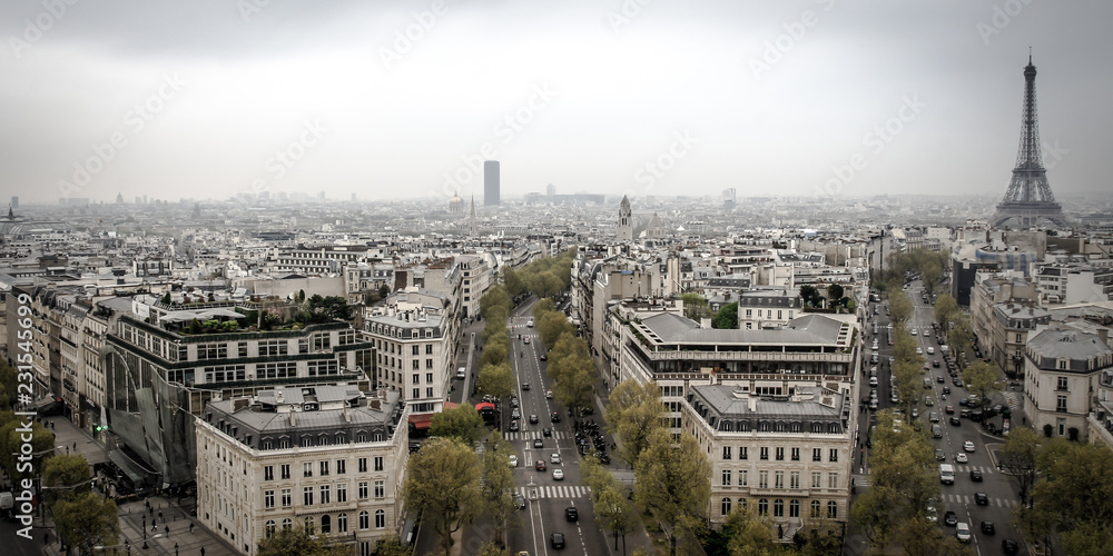 Straßen von Stadt Paris Frankreich mit Autos und Skyline mit Eiffelturm