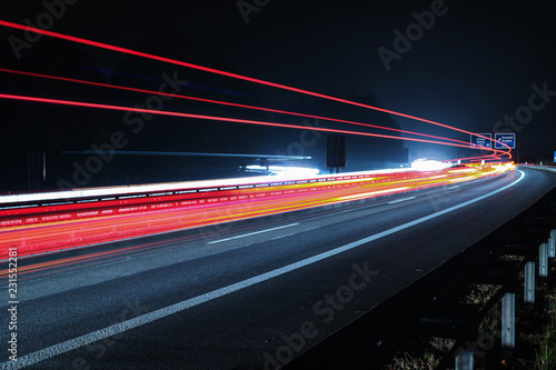 N  chtlicher Verkehr an einer deutschen Autobahn