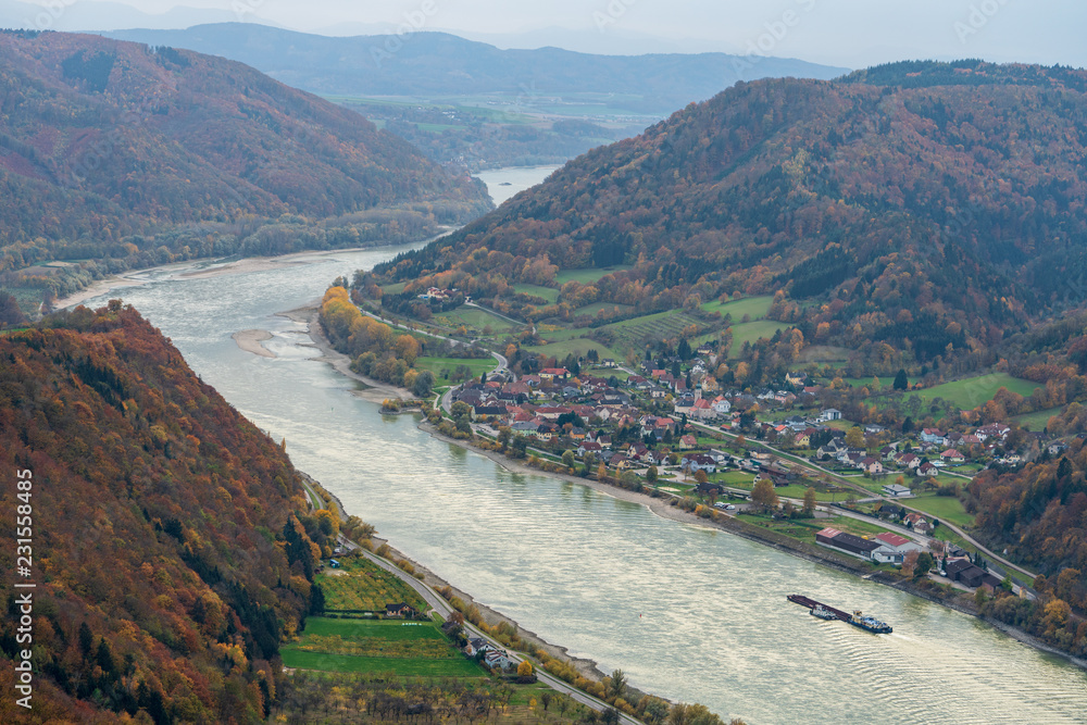 Fototapeta premium Donau mit Schiff im Herbst