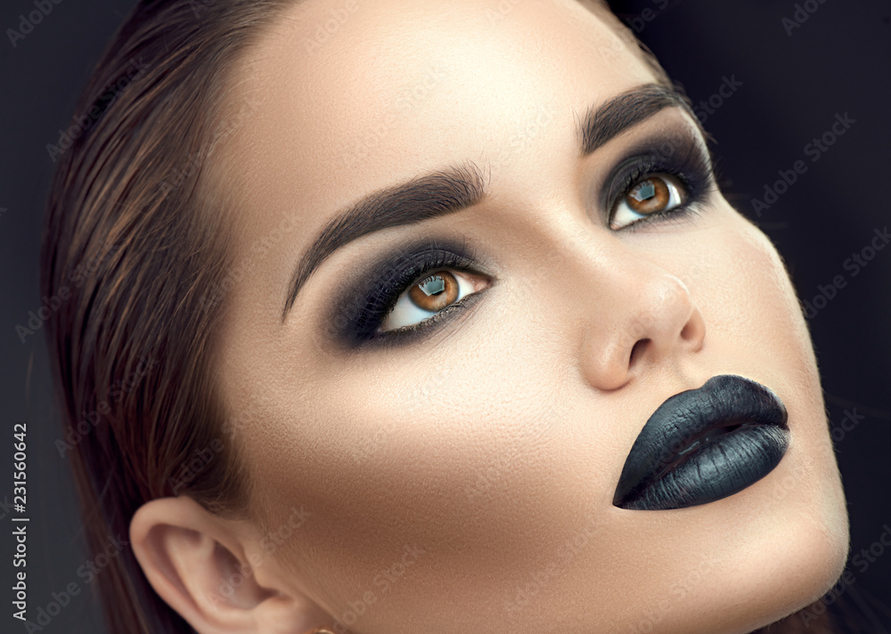 Fotografia do Stock: Fashion model girl portrait with trendy gothic black  make-up. Young woman with black lipstick, dark smokey eyes, face  contouring, beauty eyebrows | Adobe Stock