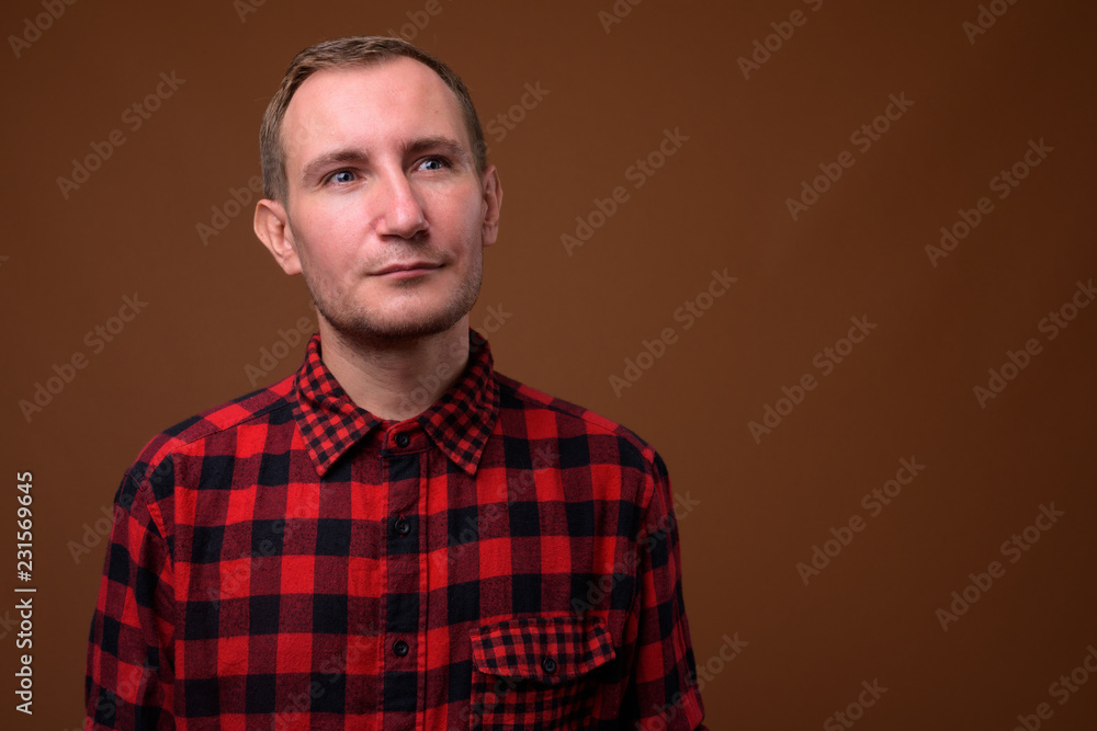 Obraz premium Studio shot of man against brown background
