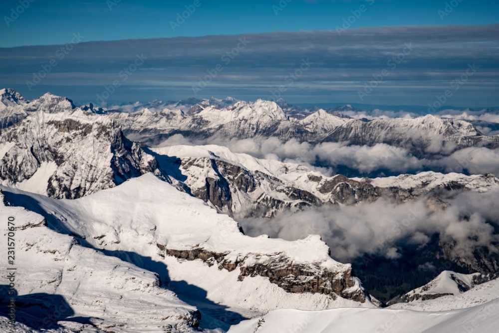 Fototapeta premium schneebedeckte Berge, Schweizer Alpen, Berner Oberland, Schweiz