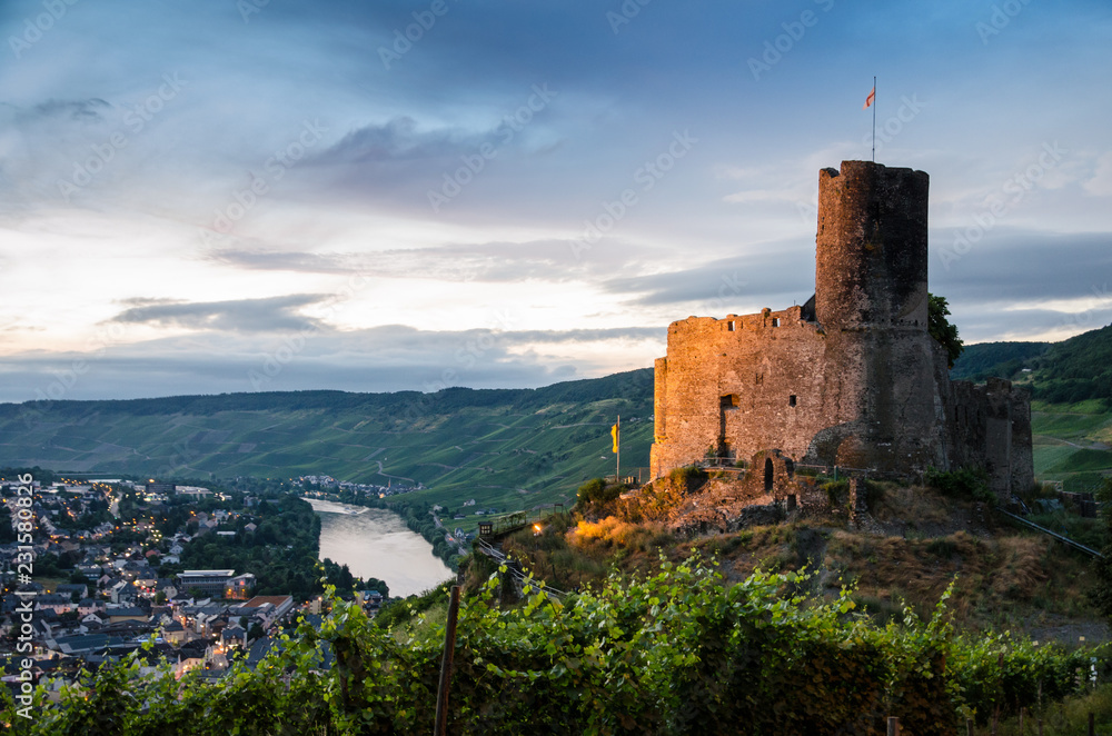 Burg Ruine und Weinberge über der Mosel in Bernkastel Kues in Deutschland Burg Ruine und Weinberge über der Mosel in Bernkastel Kues in Deutschland