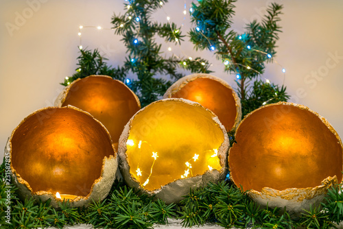 Wallpaper Mural Goldene Kugeln aus Beton Torontodigital.ca