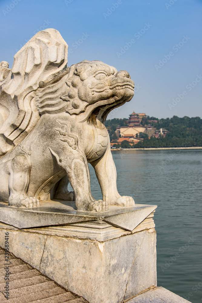 Dragon statue on the 17arch bridge